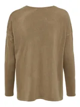 Sweater de punto color marrón tostado, con escote en V y calce ajustado.