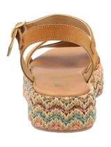 Sandalias de cuero marrón tostado con plataforma forrada en rafia tejida con patrón en zigzag multicolor. Cuenta con tiras en el empeine, sujeción para el dedo, tira ajustable en el talón con hebilla metálica dorada.