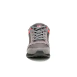 Zapatilla deportiva Caterpillar modelo Ventura, color gris topo con detalles en naranja vibrante en el talón y ojales. Presenta capellada mixta de gamuza y textil, forro de malla reciclada y suela de EVA gruesa.