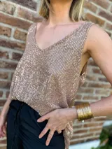 Musculosa de lentejuelas color beige con escote en V y breteles anchos. Presenta un diseño de calce cómodo y acabado brillante.