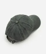 Gorra de seis paneles confeccionada en algodón con acabado desteñido, visera curva y regulador trasero.