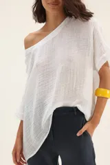 Blusa blanca de lino con mangas murciélago y escote redondo.