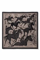 Pashmina cuadrada de color gris y negro con un estampado artístico de jinetes y caballos en movimiento.