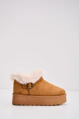 Bota corta tipo moon boot color camel, con plataforma plana y detalle de piel sintética en el borde superior. Incluye una tira decorativa con hebilla metálica en el lateral.