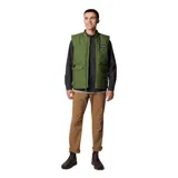 Chaleco acolchado Columbia de color verde oliva, con diseño de rombos, cierre frontal completo, cuello tipo bomber y múltiples bolsillos frontales funcionales con solapa y anilla en D.