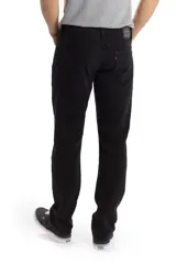 Pantalón de jean negro, corte slim fit, tiro medio, confeccionado en tejido elástico.