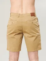 Bermuda color beige con bolsillos laterales y traseros.