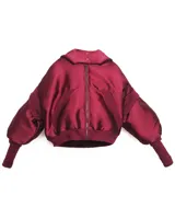 Campera estilo bomber crop color negro, capitoneada con capucha y guantes.