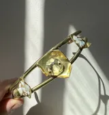 Gargantilla dorada hecha a mano con apliques de nácar y cristales. También se puede pedir en alpaca para que sea plateada, todas las piezas de nácar son diferentes.