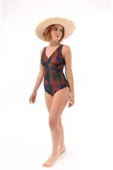 Malla enteriza de lycra con protección UV 50 y forro interior. Presenta un estampado tipo ikat en tonos verde oscuro y beige, con escote en V profundo y fruncido cruzado en la zona del busto.