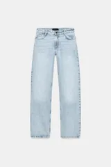 Jeans de tiro bajo con diseño de cinco bolsillos y pernera recta. Cierre frontal con cremallera y botón metálico.