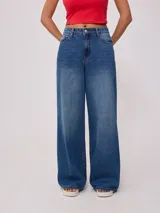 Jean de corte wide leg con tiro medio, confeccionado en denim de algodón en tono azul medio con efecto lavado.