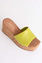 Sandalia dorada con plataforma de corcho, taco de 6.5 cm y plantilla cuadrada.