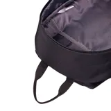 Mochila negra de poliéster con logo CAT blanco en el frente. Tiene un compartimento principal con cremallera, un bolsillo interior acolchado para el portátil, trabillas frontales para sujetar accesorios y bolsillos laterales planos.