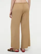 Pantalón color arena de corte recto, con cintura elástica y cordón ajustable.