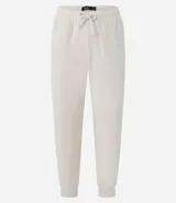 Pijama masculino de dos piezas confeccionado en tejido fleece texturizado. Incluye una remera de manga larga con cuello redondo y puños ajustados, y un pantalón tipo jogger con cintura elástica, cordón de ajuste y bolsillos laterales.