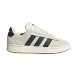 Championes Adidas Grand Court Alpha, color gris claro con las tres franjas características en negro, detalles oscuros en el talón y suela de goma.