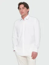 Camisa blanca de manga larga con corte slim fit, confeccionada en jersey elástico de alto rendimiento con sutil estampado. Cuenta con cuello camisero clásico y cierre frontal de botones.