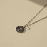 Conjunto de cadena de eslabones tipo figaro con dije circular de San Benito en plata 925.