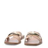 Sandalias tipo slide de cuero color beige, con tiras anchas y detalle metálico dorado en el empeine. Presentan una base plana con punta cuadrada.