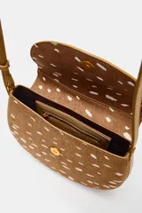 Bolso bandolera de diseño estructurado, con cuerpo en estampado animal tipo cervatillo en tonos marrón y blanco. Cuenta con solapa curva, cierre de botón imantado, bolsillo interior con cremallera y correa larga ajustable.