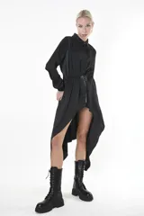 Camisa negra con laterales más largos y jareta en la cintura.