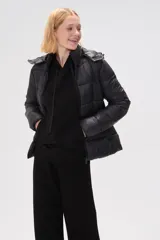 Campera puffer color verde oliva con capucha y cierre frontal con cremallera negra.