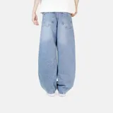 Pantalón de jean con corte ultra baggy, de tiro medio y pierna ancha. Presenta un lavado clásico en tono azul medio y costuras reforzadas.