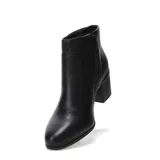 Botas de caña baja Bottero confeccionadas en cuero negro con textura granulada, diseño minimalista y taco cuadrado de altura media.
