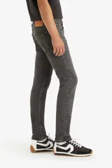 Pantalón jean Levi's modelo 512 Slim Taper, color gris oscuro con efecto gastado, corte ajustado y tiro medio.