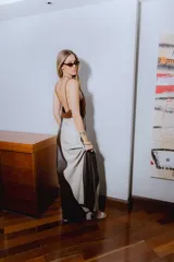 Vestido largo de cuero color marrón, beige y negro, con breteles finos y escote en la espalda. Confeccionado en cuero antílope y napa ovina.