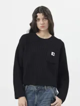 Sweater de punto acanalado color negro, con cuello redondo, mangas largas y un bolsillo frontal en el pecho con etiqueta de la marca.