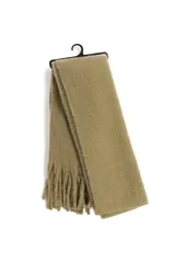 Bufanda de tejido grueso y suave, color beige verdoso, con flecos en los extremos.