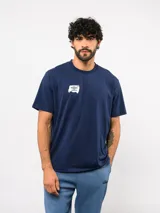 Remera de manga corta color blanco, con cuello redondo y logo de la marca estampado en color verde en el pecho.