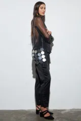 Zapatos de tacón color beige, con punta cerrada, confeccionados en gamuza. Presentan un nudo decorativo en el empeine y pulsera con hebilla dorada.