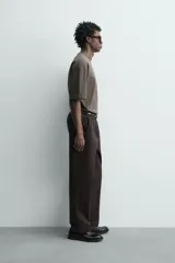 Pantalón chino regular fit de color negro, confeccionado en tejido de algodón. Cuenta con bolsillos frontales, detalle de bolsillo cerillero, bolsillos traseros de doble vivo y cierre frontal con cremallera y botón.