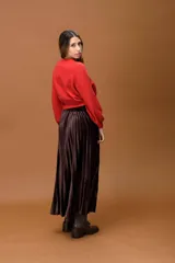 Sweater de punto color rojo, de diseño corto y minimalista, con cuello redondo y mangas largas con puños ajustados.