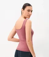 Blusa básica Cortelle de poliamida, sin mangas, con escote cuadrado y tirantes medianos.