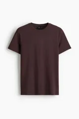 Remera de algodón liviano color bordó, de corte slim fit con cuello redondo y mangas cortas.