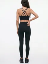 Calza deportiva de tiro alto color negro, confeccionada en tejido elástico con acabado satinado.