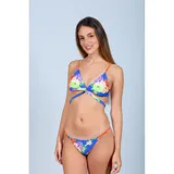 Bikini de dos piezas con estampado floral sobre fondo azul. El top es de estilo triángulo con tiras naranjas y diseño cruzado en la parte inferior del busto. La bombacha es tipo tanga con laterales regulables y detalles en color naranja.