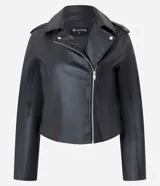 Campera estilo biker de poliuretano, con cierre frontal asimétrico, cuello con solapas y cremalleras en los puños. Presenta un diseño entallado con acabado liso.