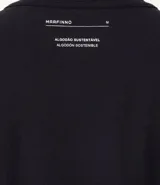 Remera básica de manga corta y cuello redondo, confeccionada en algodón suave y resistente. Presenta un diseño liso y corte clásico.