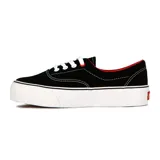 Championes Pony modelo Soho Canvas Platform, color negro con plataforma blanca, interior rojo y cordones blancos.