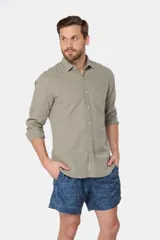 Short de baño azul con estampado de hojas, cintura elástica con cordón ajustable, bolsillos laterales y suspensor de malla fina.