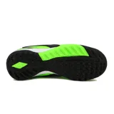 Championes de fútbol Diadora Tifosi Tf T, color verde flúor con detalles en negro y suela negra con tapones.