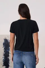 Remera negra de algodón con cuello redondo, mangas cortas y estampa frontal en blanco y negro de un póster de cine clásico.
