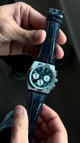 Reloj cronógrafo Poedagar 970 Huston Blue con caja de acero inoxidable, esfera de color verde azulado con subesferas plateadas, indicador de fecha y correa de cuero negro con textura de cocodrilo.