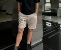 Bermuda de lino color beige con bolsillos laterales.