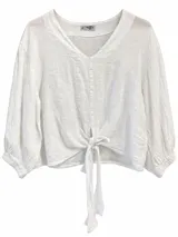 Blusa blanca de lino con escote en V, mangas tres cuartos abullonadas con puños elásticos y detalle de nudo en el frente.